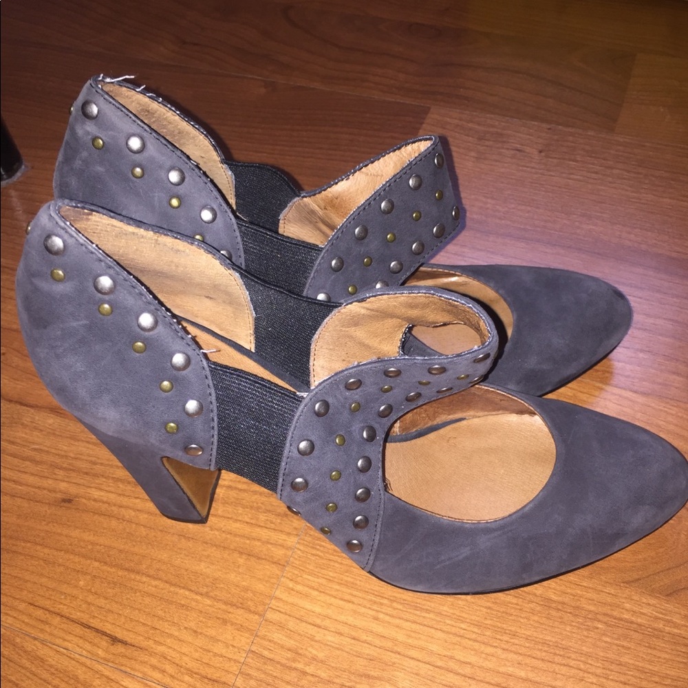 Off grey high heel shoes.